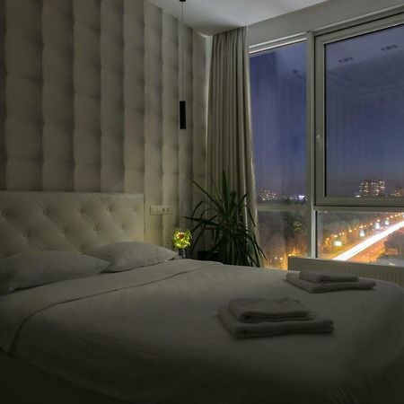 Black&White Apartment In Smart Plaza Kiev Bagian luar foto