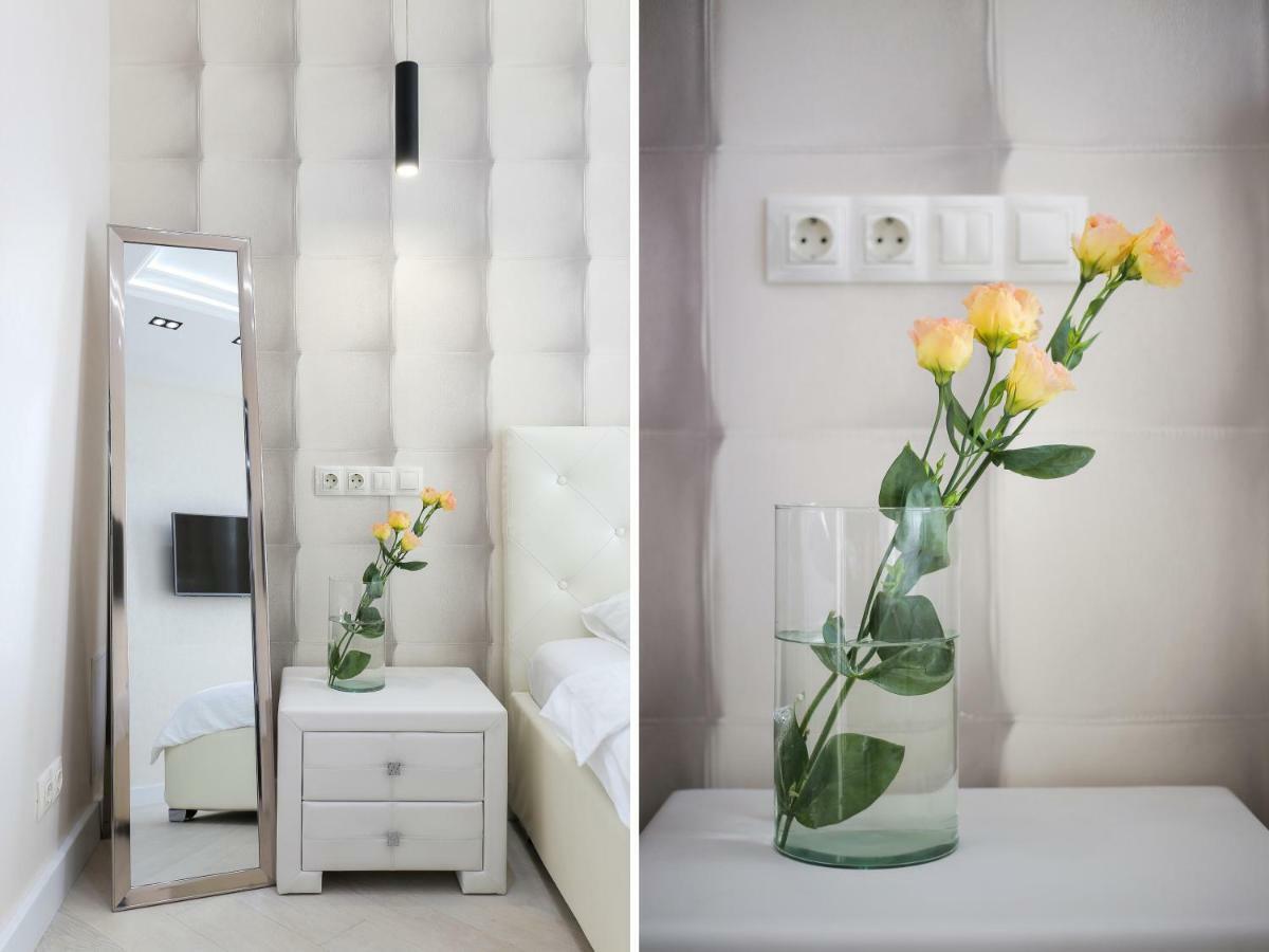 Black&White Apartment In Smart Plaza Kiev Bagian luar foto