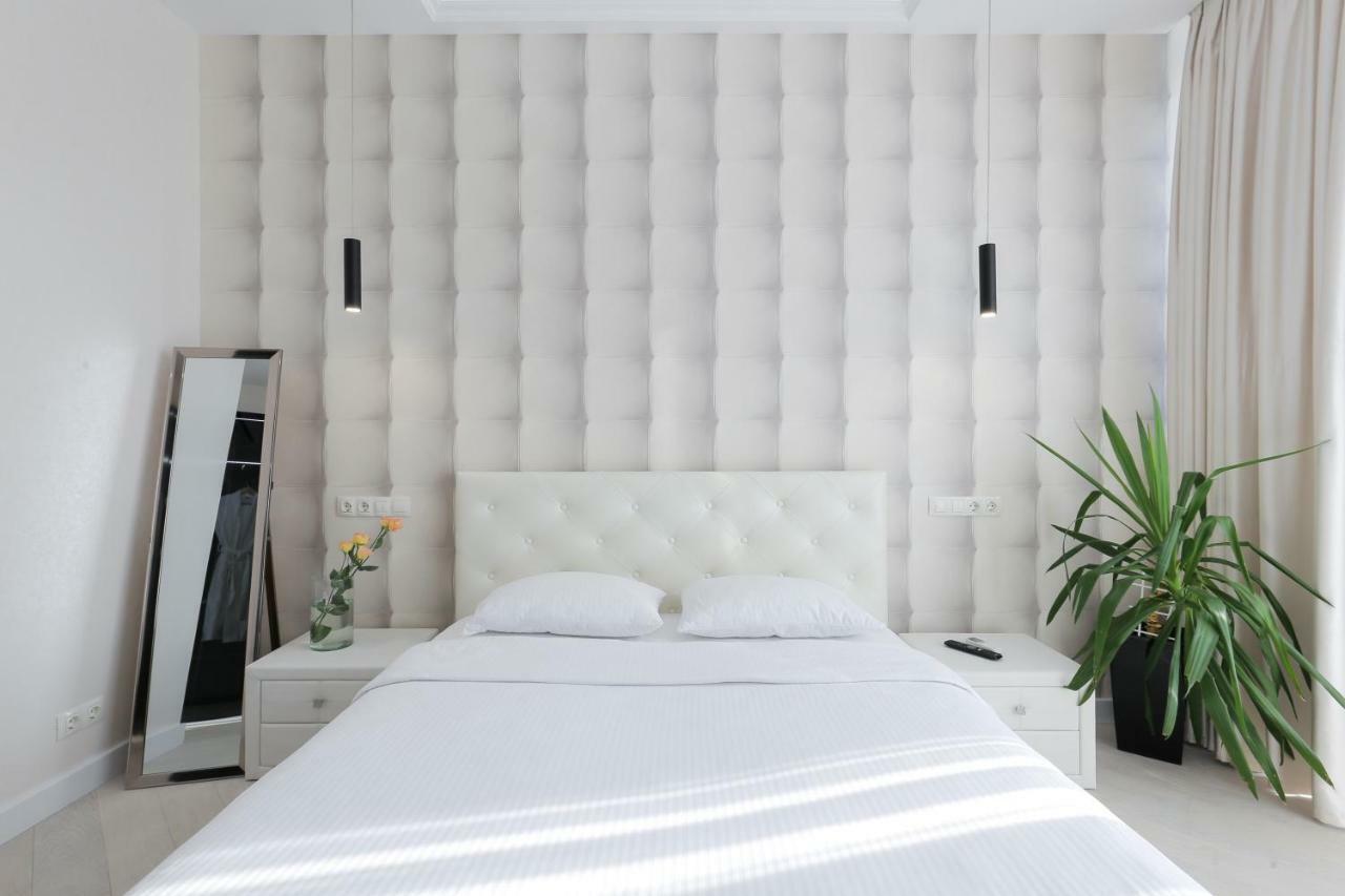 Black&White Apartment In Smart Plaza Kiev Bagian luar foto