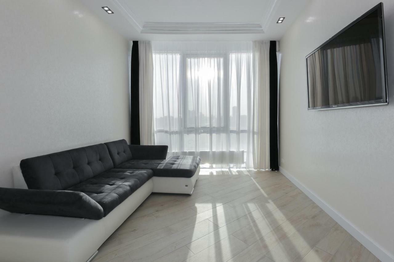 Black&White Apartment In Smart Plaza Kiev Bagian luar foto