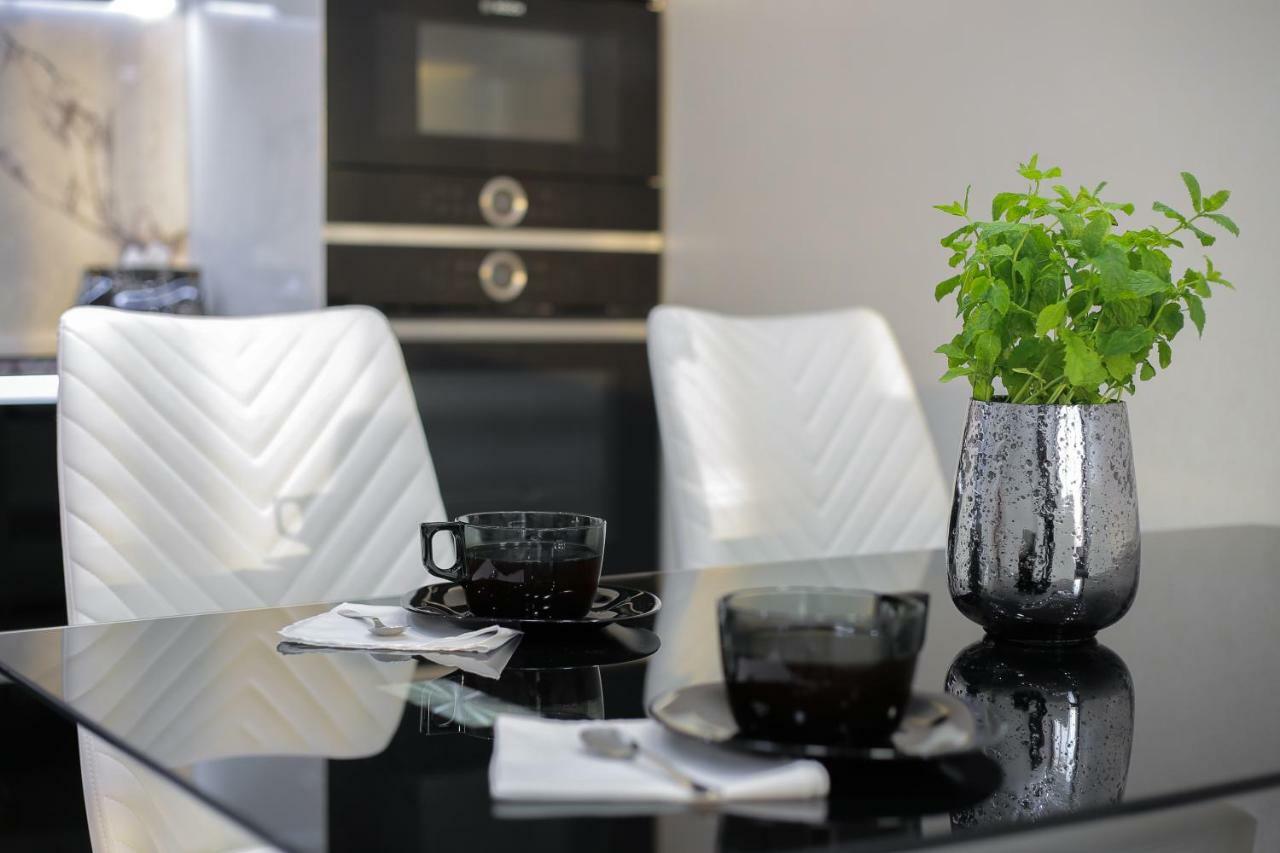 Black&White Apartment In Smart Plaza Kiev Bagian luar foto