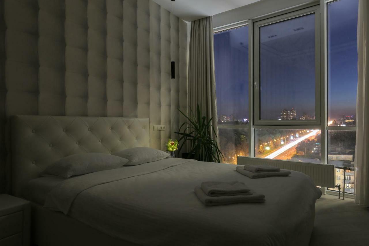 Black&White Apartment In Smart Plaza Kiev Bagian luar foto