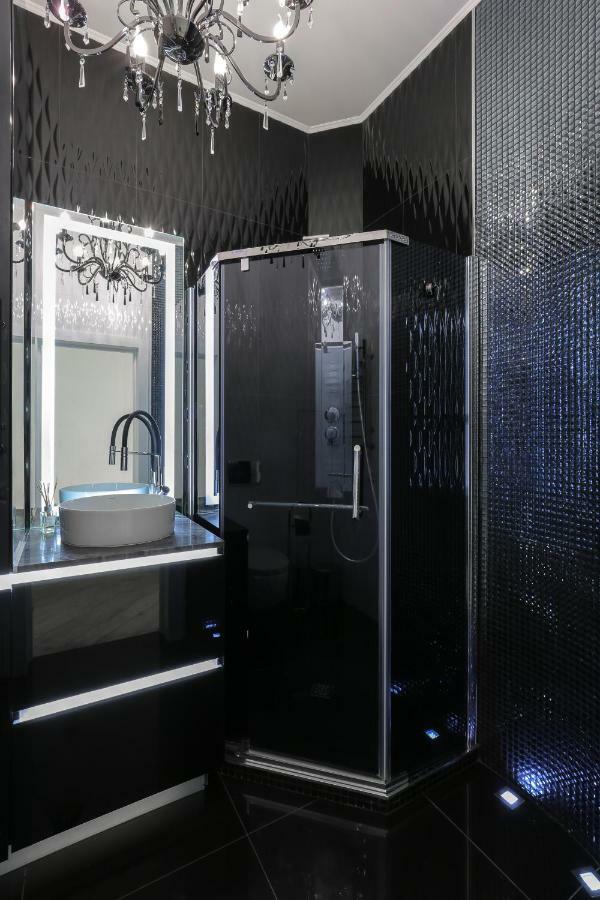 Black&White Apartment In Smart Plaza Kiev Bagian luar foto