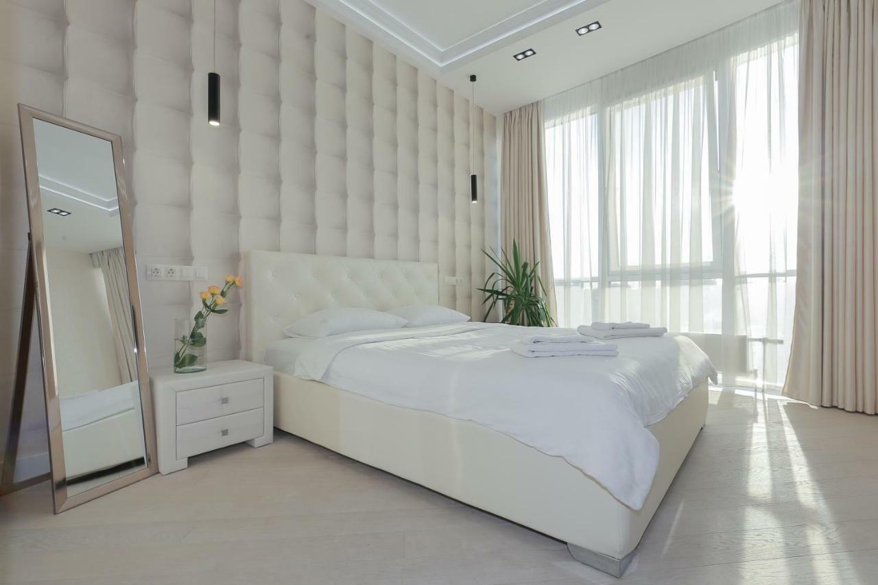 Black&White Apartment In Smart Plaza Kiev Bagian luar foto