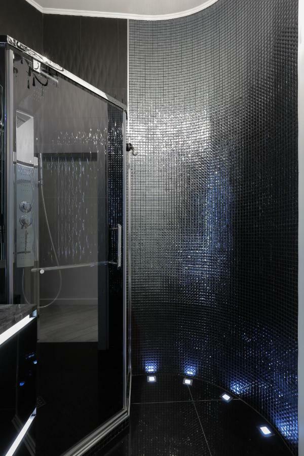 Black&White Apartment In Smart Plaza Kiev Bagian luar foto