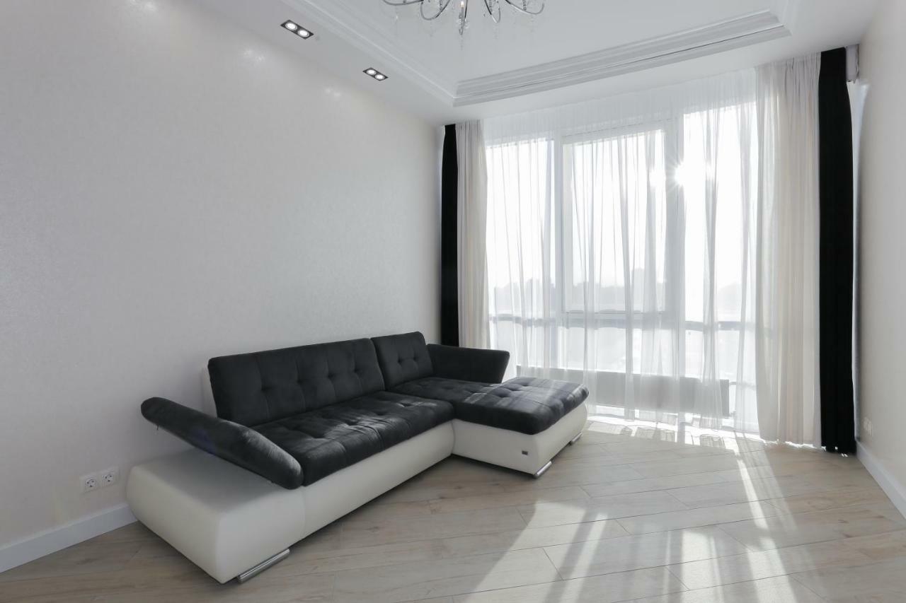 Black&White Apartment In Smart Plaza Kiev Bagian luar foto