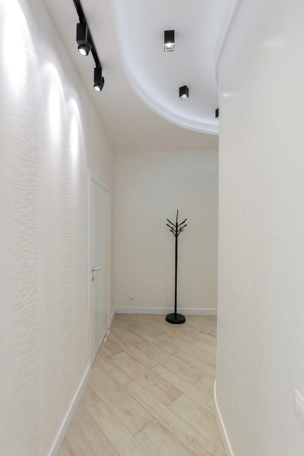 Black&White Apartment In Smart Plaza Kiev Bagian luar foto