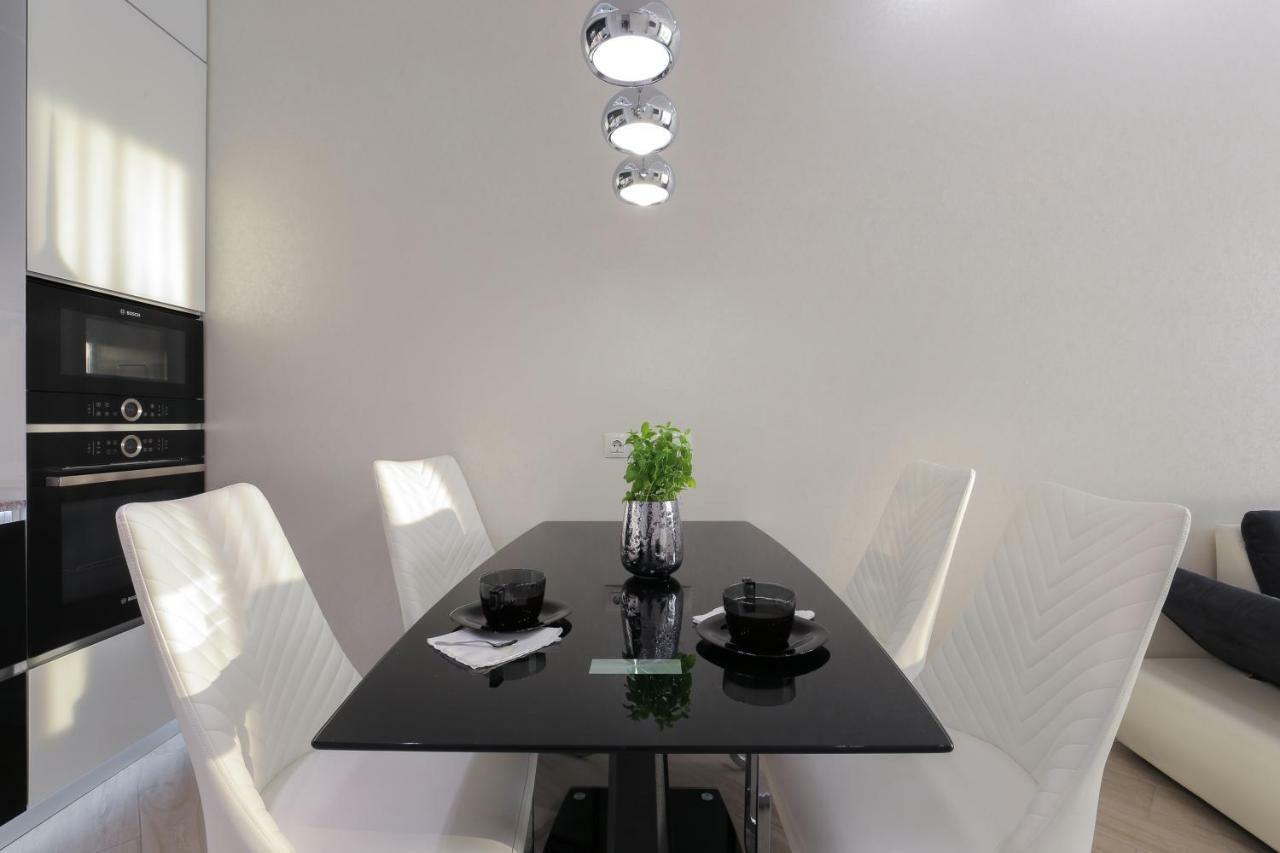 Black&White Apartment In Smart Plaza Kiev Bagian luar foto
