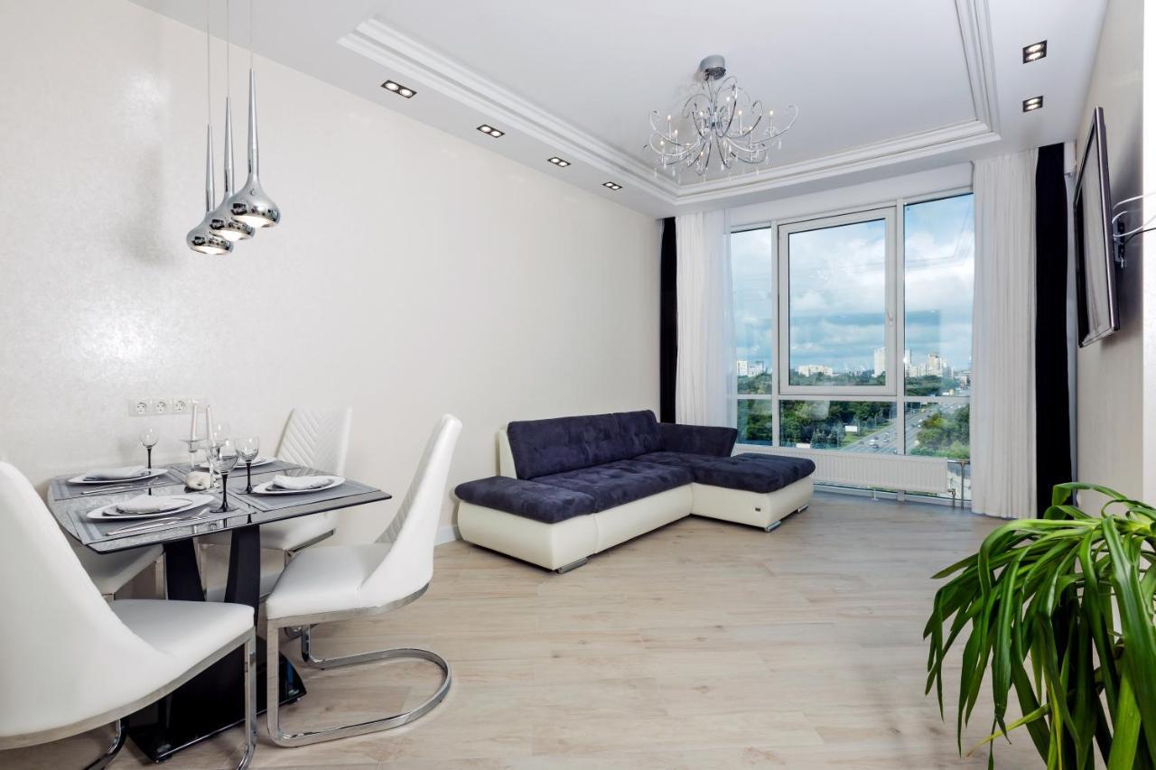 Black&White Apartment In Smart Plaza Kiev Bagian luar foto